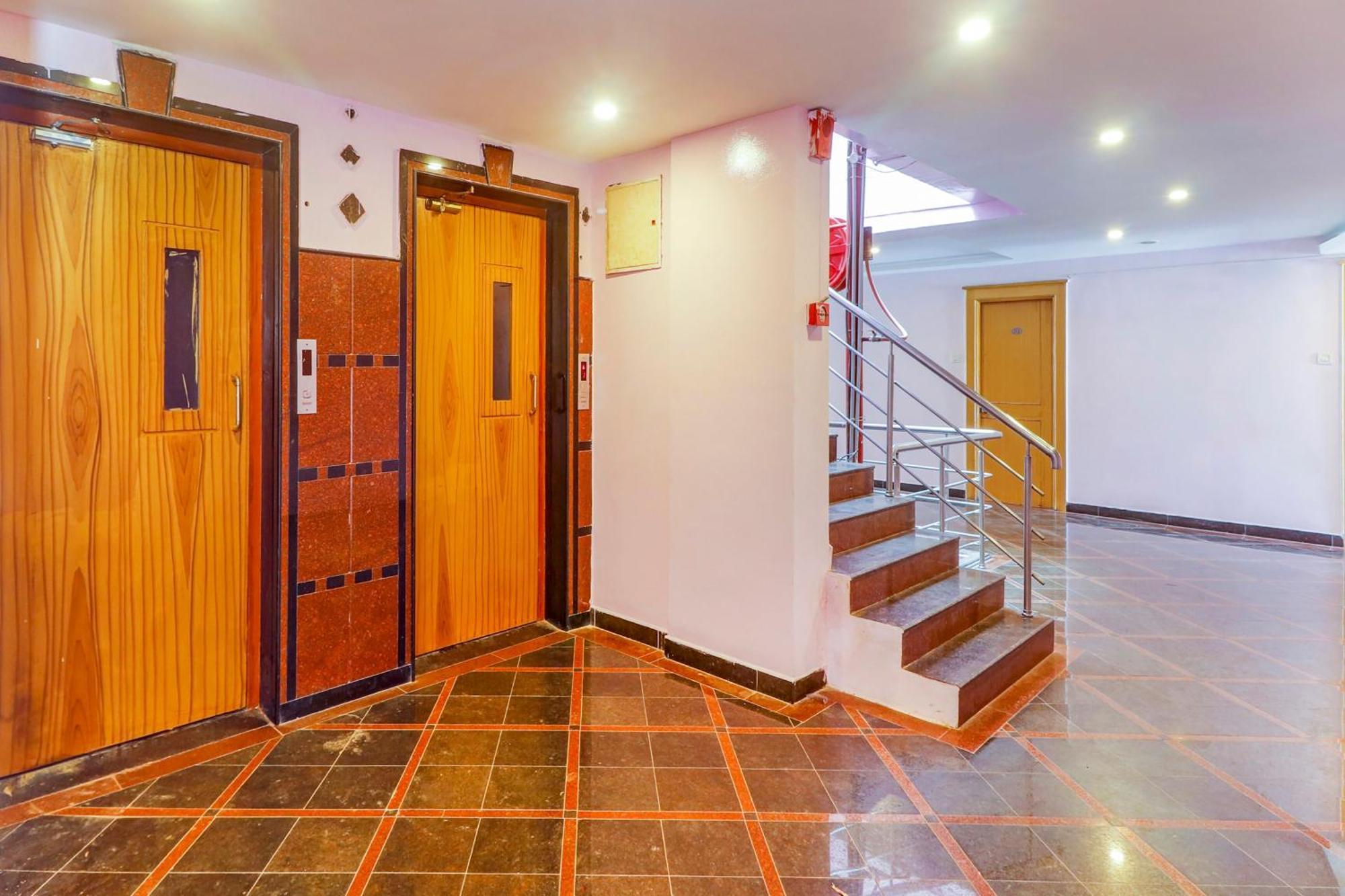 Super Collection O 77115 Vaishnavi Palace Hyderabad Ngoại thất bức ảnh